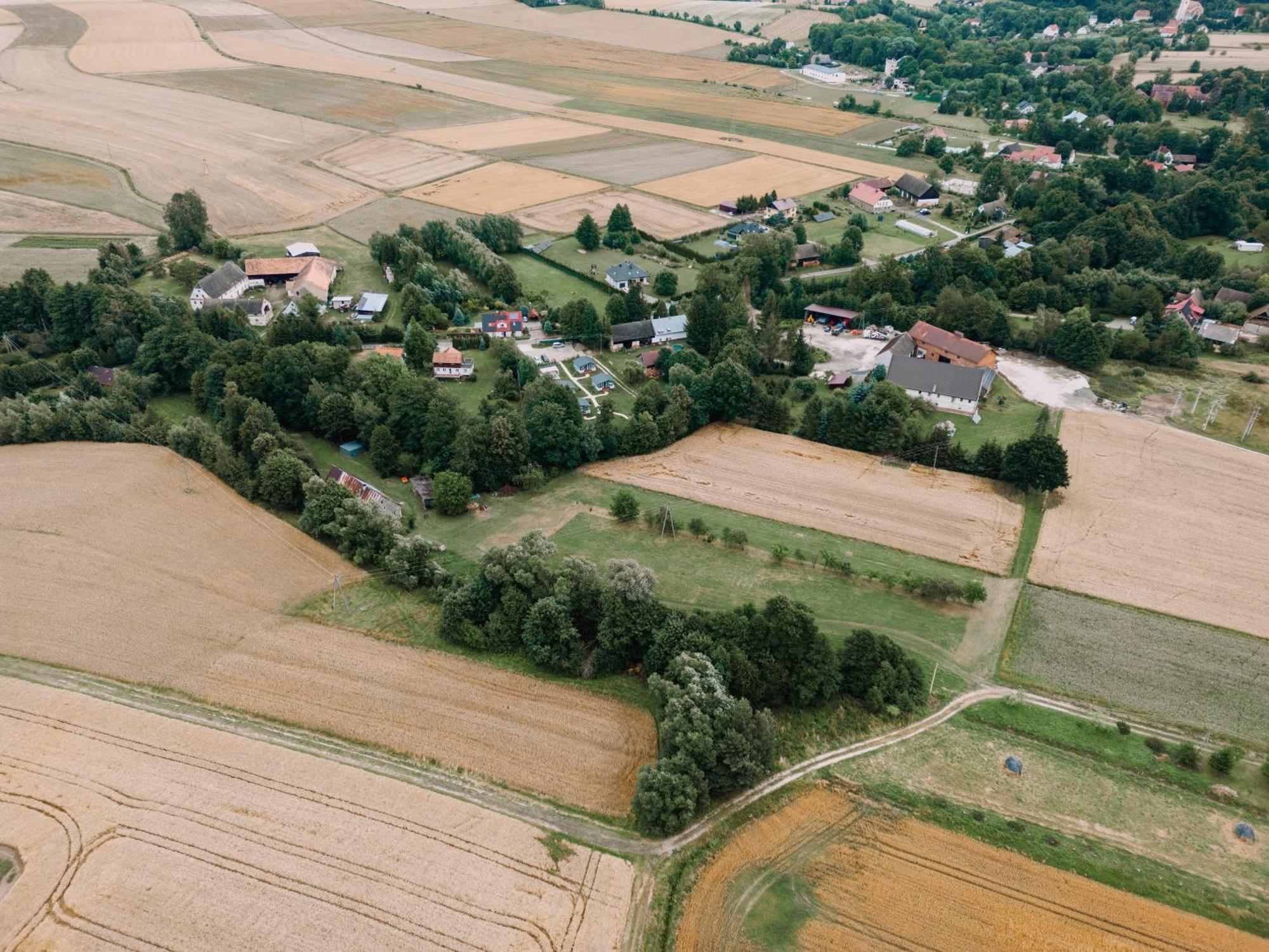 Domek Caloroczny Na Wylacznosc Niebieska Osada Nad Gorskim Potokiem Stary Waliszow Zewnętrze zdjęcie