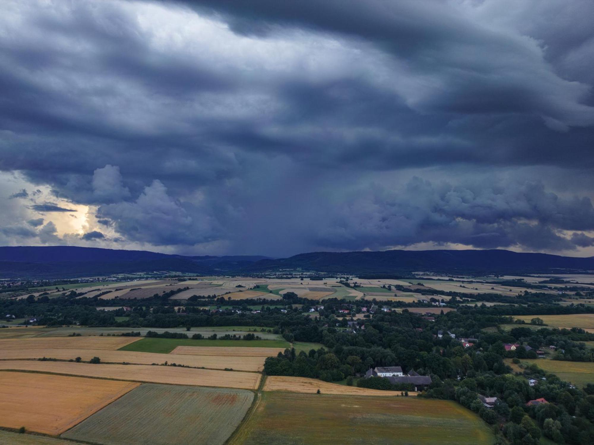 Domek Caloroczny Na Wylacznosc Niebieska Osada Nad Gorskim Potokiem Stary Waliszow Zewnętrze zdjęcie