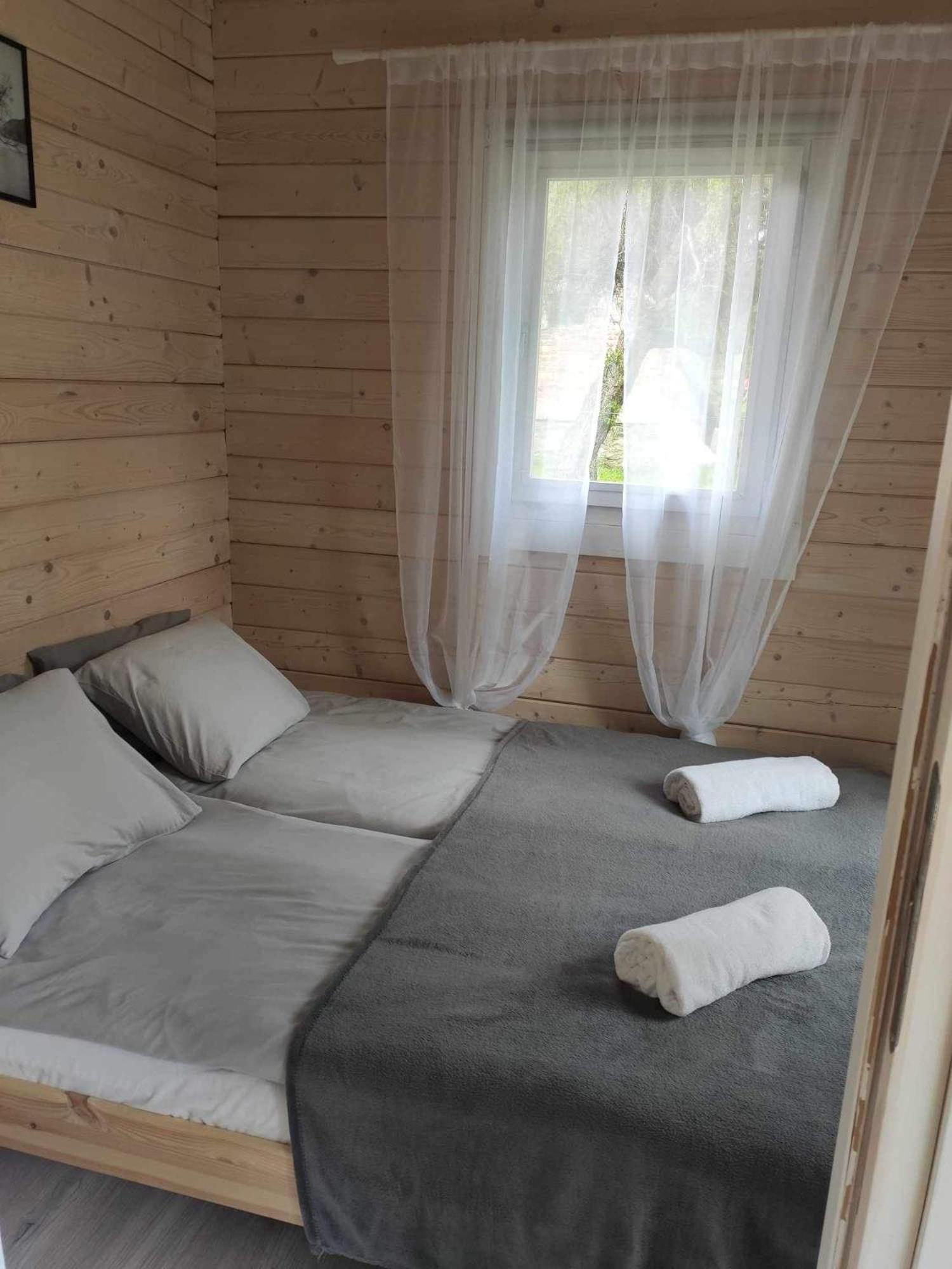 Domek Caloroczny Na Wylacznosc Niebieska Osada Nad Gorskim Potokiem Stary Waliszow Zewnętrze zdjęcie