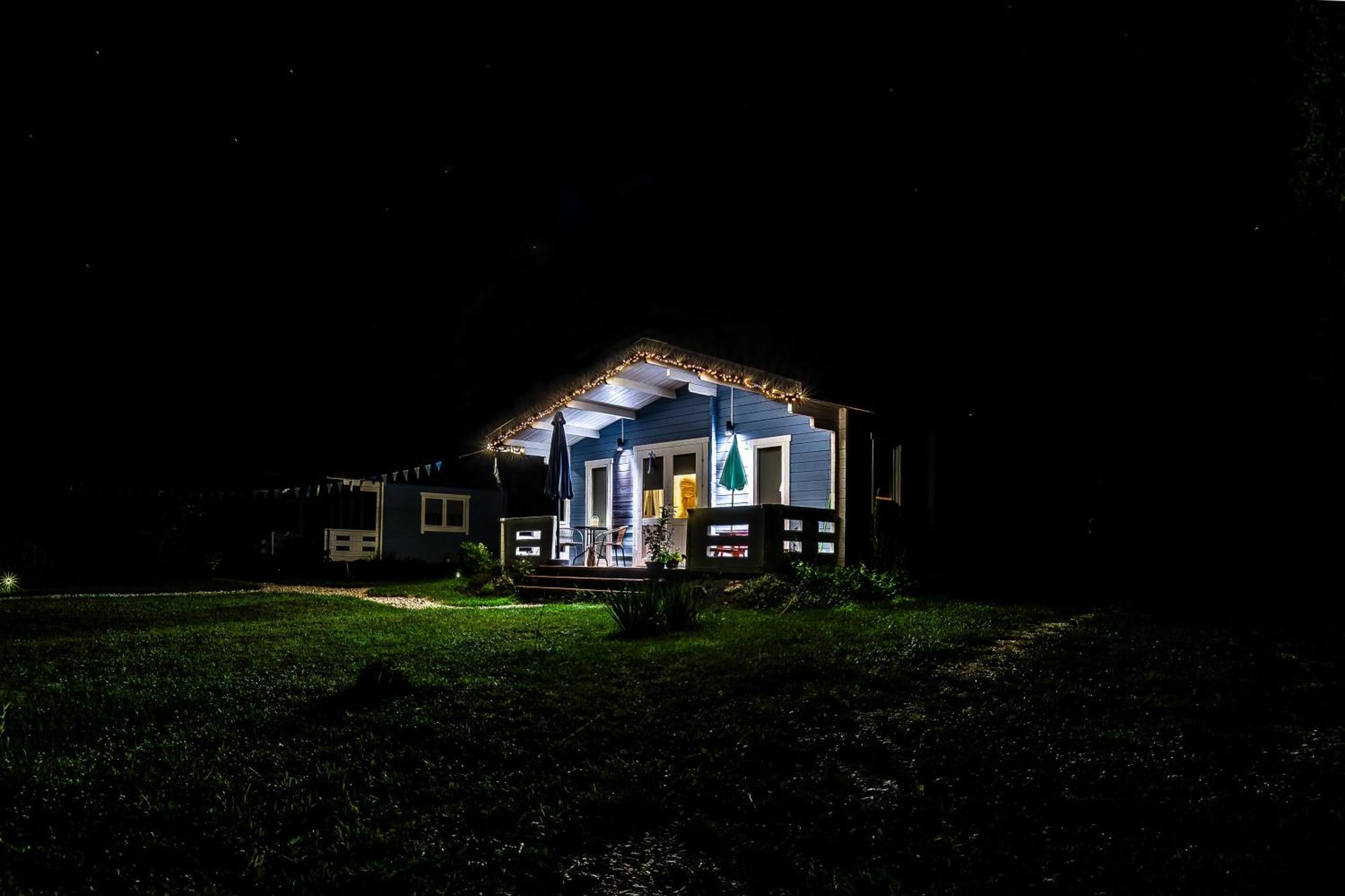 Domek Caloroczny Na Wylacznosc Niebieska Osada Nad Gorskim Potokiem Stary Waliszow Zewnętrze zdjęcie