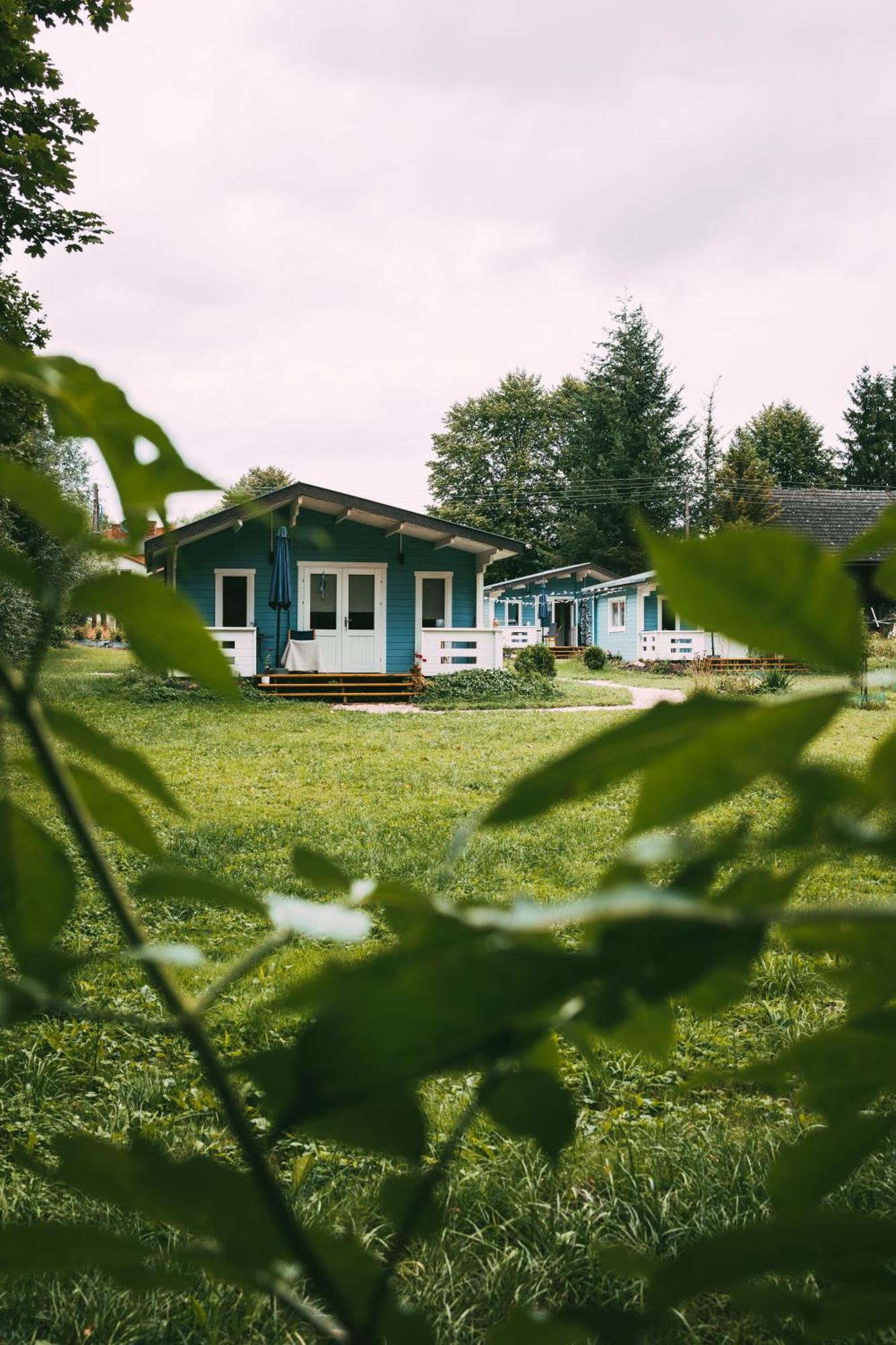 Domek Caloroczny Na Wylacznosc Niebieska Osada Nad Gorskim Potokiem Stary Waliszow Zewnętrze zdjęcie