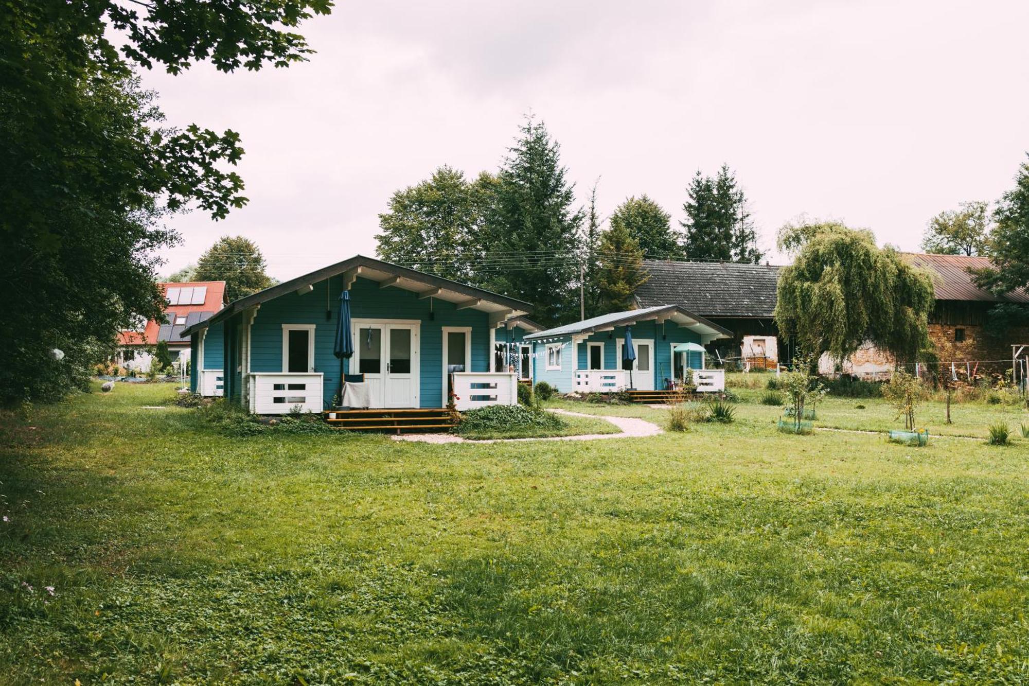 Domek Caloroczny Na Wylacznosc Niebieska Osada Nad Gorskim Potokiem Stary Waliszow Zewnętrze zdjęcie